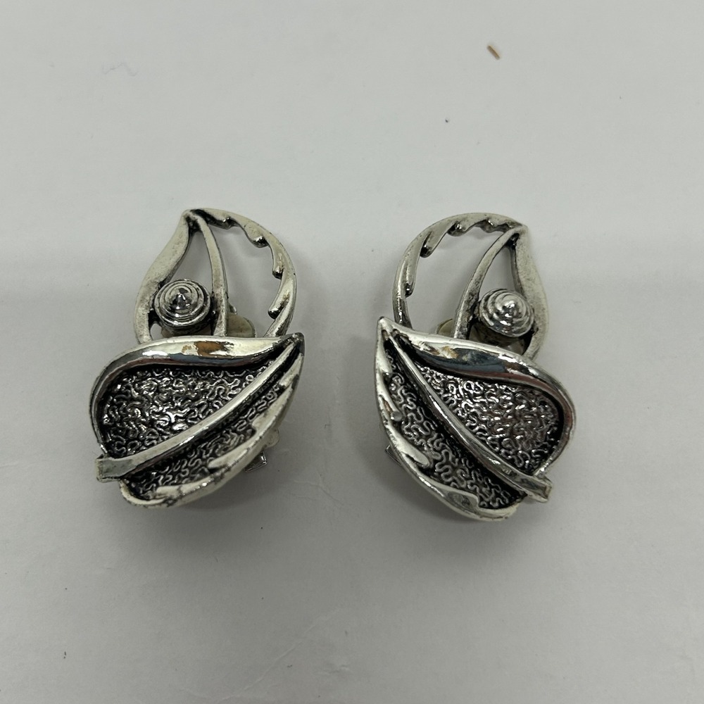 Sarah Coventry Windsong Silver Tone Leaf Clip On Earrings